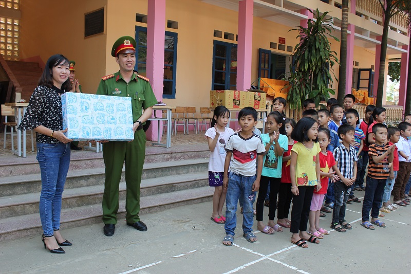 Thiếu tá Doãn Xuân Hùng, Phó trưởng Khoa CSHS, Học viện CSND trao quà tặng Trường tiểu học Cẩm Phong